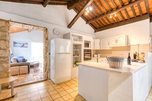 Frigorífic, microones, forn i placa de cuina