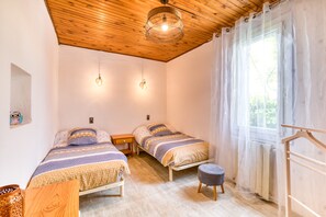 2 camere, una scrivania, ferro/asse da stiro, Wi-Fi gratuito