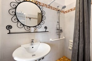Douche, sèche-cheveux, serviettes fournies