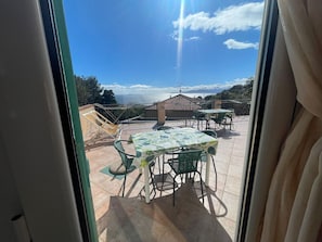 Eine Terrasse mit Gartenmöbeln und Meerblick.