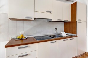 Refrigerador, parrilla de estufa y utensilios de cocina 