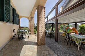Outdoor dining - Apartment 'La Realidad 4' with Shared Pool, Wi-Fi and Air Conditioning (Finale Ligure)