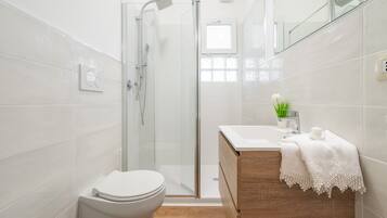 Een douche, een haardroger, handdoeken