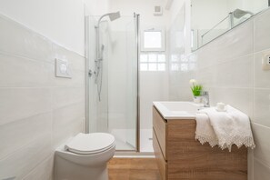 Dusj, hårføner og håndklær