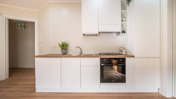 Jääkaappi, mikroaaltouuni, uuni, liesi