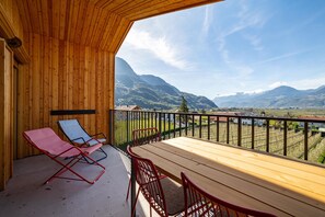 Outdoor dining - Apartment 'Villa Rosa Unterschöberlehof - Gloria' with Mountain View, Wi-Fi and Air Conditioning (Meran)