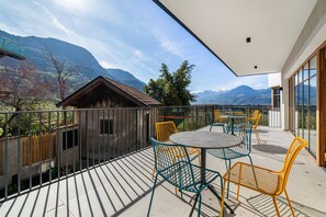 Outdoor dining - Apartment 'Villa Rosa Unterschöberlehof - Gloria' with Mountain View, Wi-Fi and Air Conditioning (Meran)