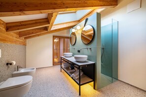 Douche, sèche-cheveux, serviettes fournies