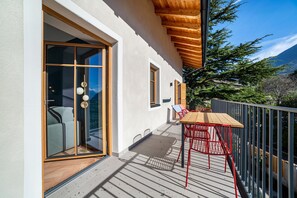 Outdoor dining - Apartment 'Villa Rosa Unterschöberlehof - Lene' with Mountain View, Wi-Fi and Air Conditioning (Meran)