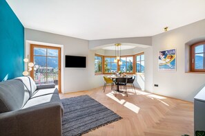 TV, table tennis - Apartment 'Villa Rosa Unterschöberlehof - Lene' with Mountain View, Wi-Fi and Air Conditioning (Meran)