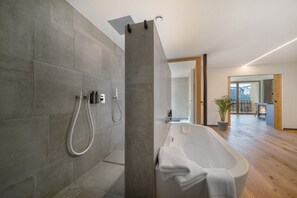 Douche, sèche-cheveux, serviettes fournies