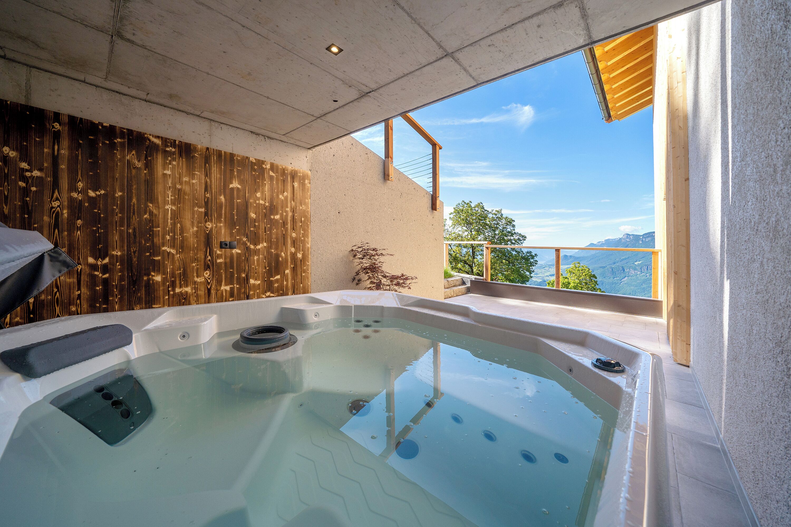 Bañera de hidromasaje al aire libre