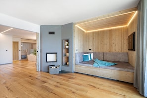 Ein modernes Wohnzimmer mit einer Holzvertäfelung, einer eingebauten Sitzbank und einem gerahmten Bild an der Wand.