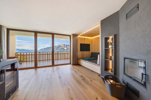 ‘Lodge Melisse’ holiday flat with mountain views, private terrace and private sauna