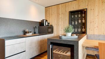 Réfrigérateur, micro-ondes, plaque de cuisson, lave-vaisselle