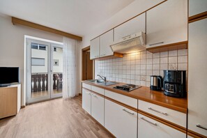 Kühlschrank, Herdplatte, Wasserkocher mit Kaffee-/Teezubehör