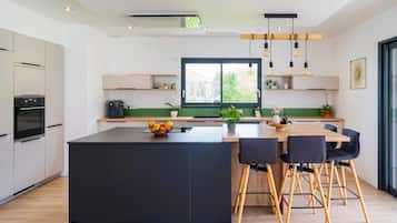 Réfrigérateur, micro-ondes, four, plaque de cuisson