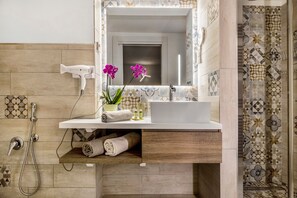 Dusche, Haartrockner, Handtücher