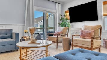 Smart TV, video game, pemutar DVD, dan meja tenis meja