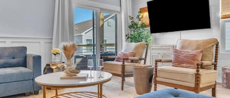 تلفزيون ذكي، ألعاب فيديو، مشغل دي في دي، تنس طاولة