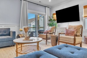 Smart-tv, videospil, dvd-afspiller, bordtennisbord