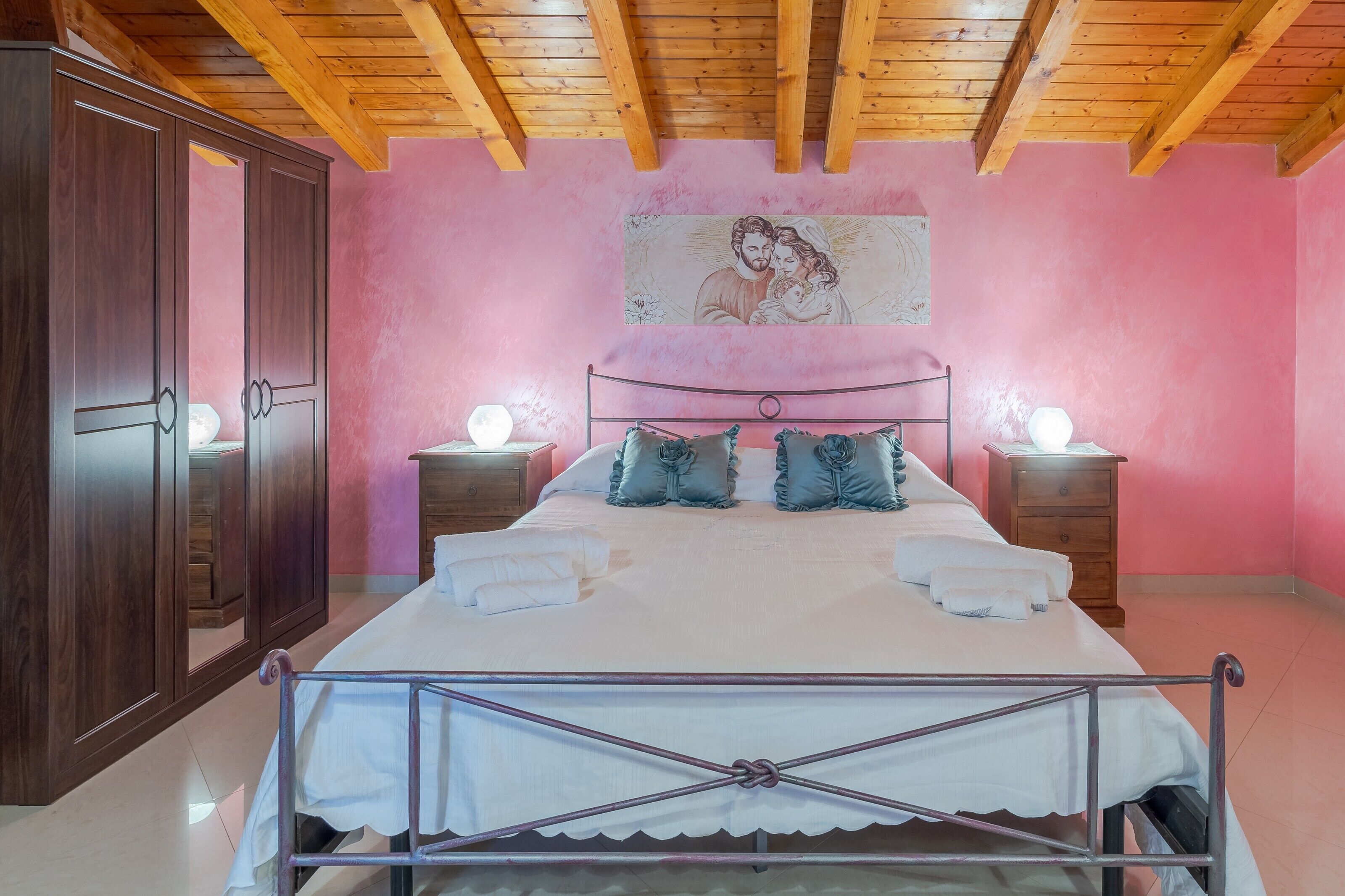 3 bedrooms, iron/ironing board, free WiFi, bed sheets
