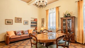 A dining room with a wooden table, chairs, a sofa, and a cabinet. - Holiday Home 'Bellavista Altopascio' with Private Terrace and Wi-Fi (Altopascio)