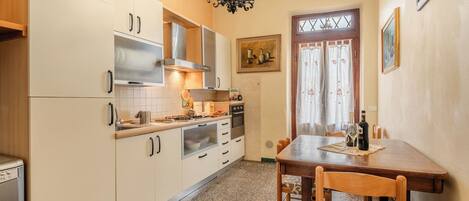 冷蔵庫、電子レンジ、オーブン、コンロ