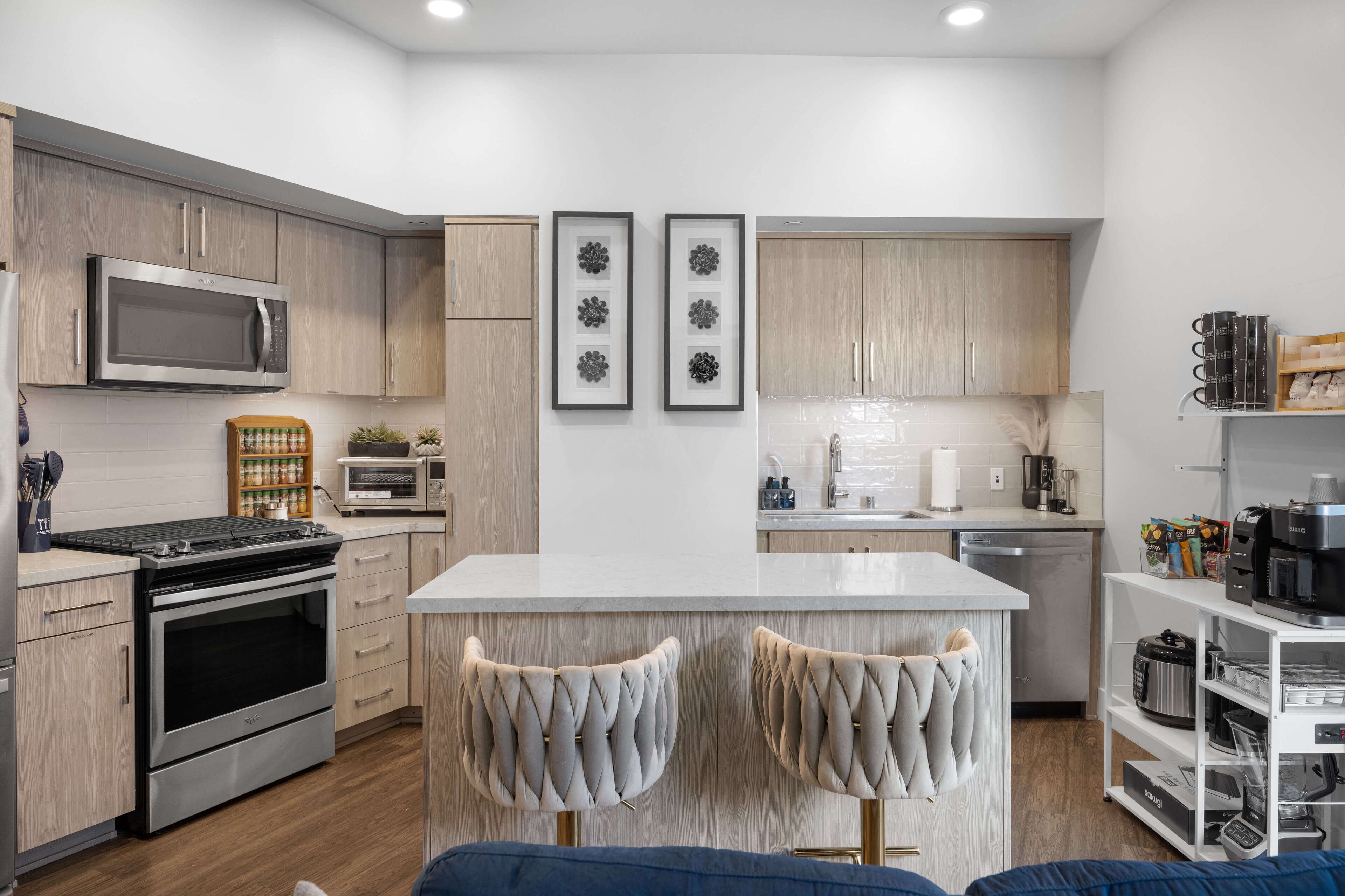 Kjøleskap, mikrobølgeovn, ovn og kokeplater