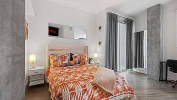 3 bedrooms, in-room safe, desk, iron/ironing board