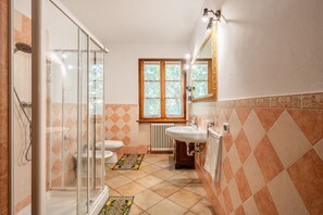 Dusche, Haartrockner, Handtücher