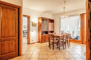 Dining - Apartment 'La Casa Nel Verde' with Private Terrace, Wi-Fi and Air Conditioning (Altopascio)