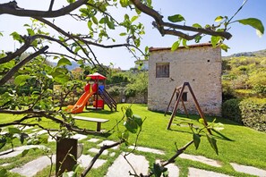 Children’s area - Apartment 'Ciliegio Agriturismo La Ferla' with Private Terrace and Air Conditioning (Toirano)