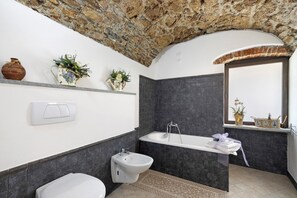 Douche, sèche-cheveux, serviettes fournies