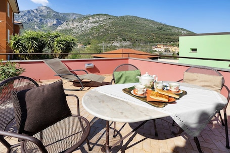 Outdoor dining. Studio Apartment 'Melograno Agriturismo La Ferla' with Wi-Fi and Air Conditioning