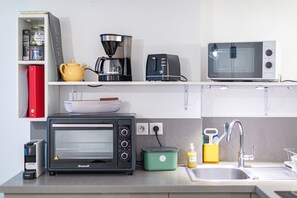 Réfrigérateur, micro-ondes, four, plaque de cuisson