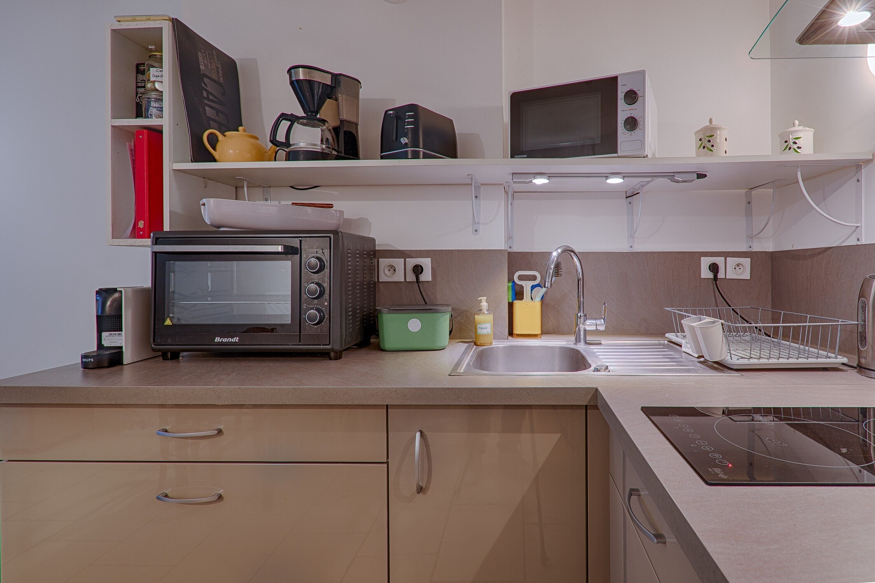 Réfrigérateur, micro-ondes, four, plaque de cuisson