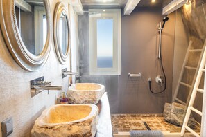 Shower, hair dryer, towels