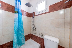 Ducha, secador de pelo y toallas