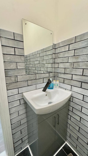 Basic Apartment | Bathroom