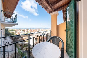 Outdoor dining - Studio Apartment 'Kavos Panorama Triple 114' with Sea View, Wi-Fi (Ke????a)