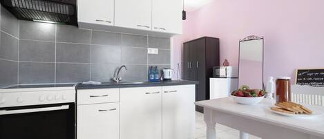 Frigorifero, microonde, piano cottura, macchina per tè/caffè