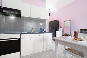 Kühlschrank, Mikrowelle, Herdplatte, Wasserkocher mit Kaffee-/Teezubehör