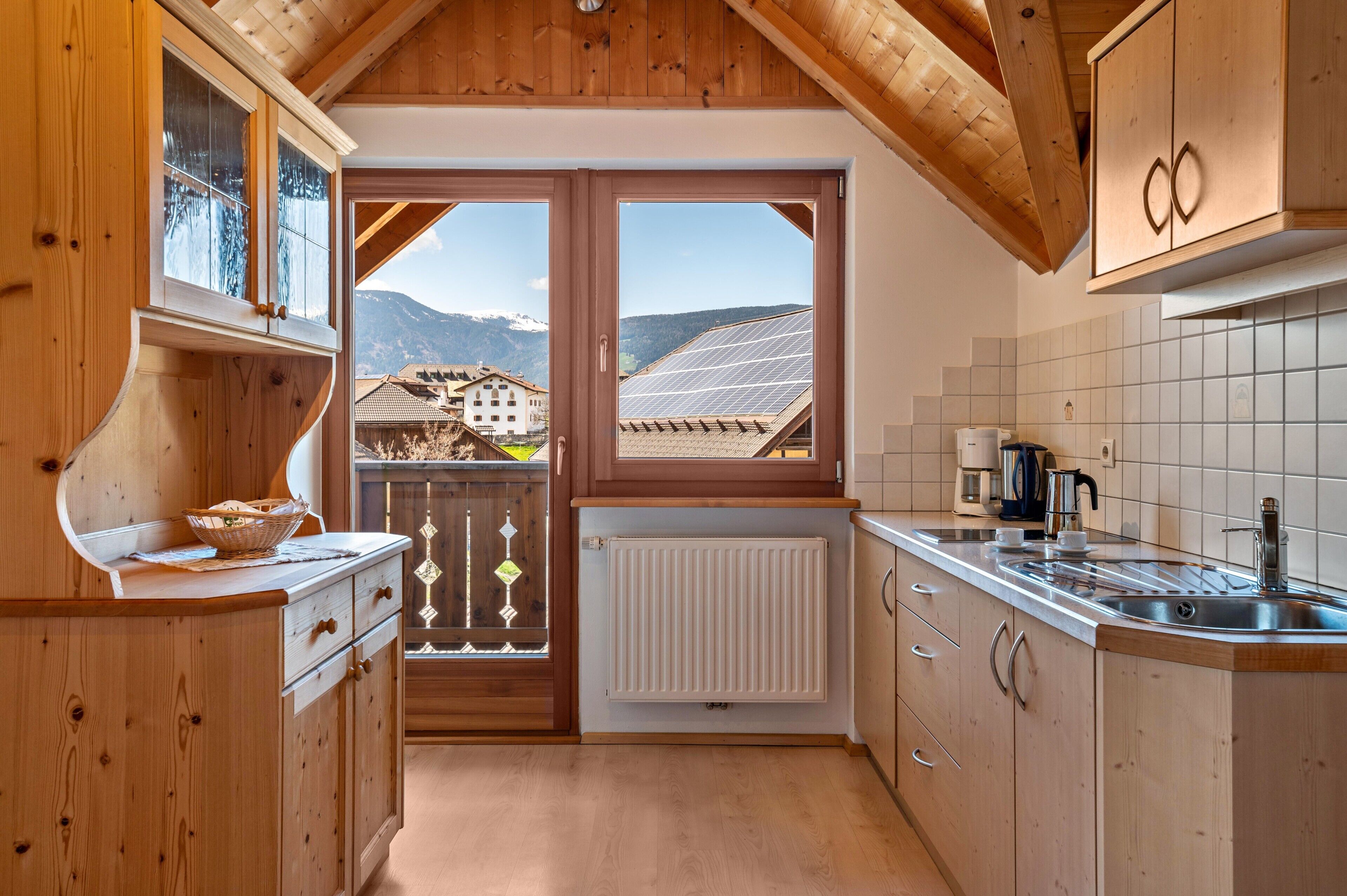 Wasserkocher mit Kaffee-/Teezubehör, Kühlschrank, Herdplatte