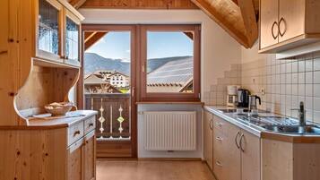 Frigorífico, placa de cocina, cafetera o tetera y hervidor eléctrico