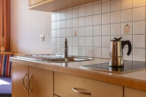 Fridge, stovetop, coffee/tea maker, electric kettle - Apartment 'Haus Alpenblick Apt Brunelle' with Mountain View, Shared Garden and Wi-Fi (Lajen)