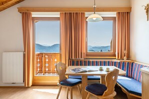 Dining - Apartment 'Haus Alpenblick Apt Brunelle' with Mountain View, Shared Garden and Wi-Fi (Lajen)