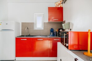 Kühlschrank, Mikrowelle, Herdplatte, Wasserkocher mit Kaffee-/Teezubehör