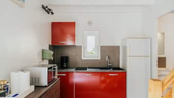 KĂžleskab, mikrobĂžlgeovn, kogeplade, kaffe-/temaskine