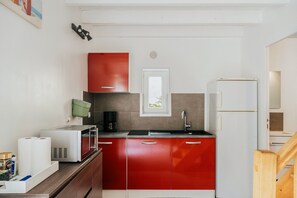 Kühlschrank, Mikrowelle, Herdplatte, Wasserkocher mit Kaffee-/Teezubehör